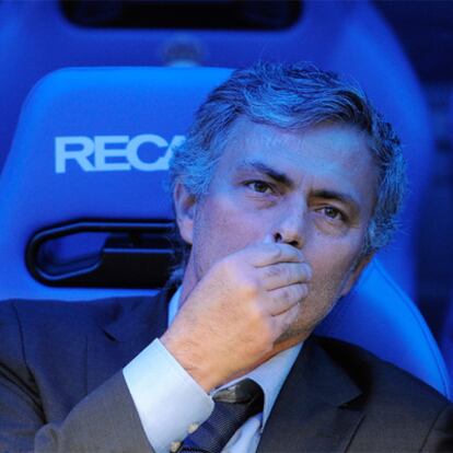 José Mourinho, en el banquillo del estadio Bernabéu durante un partido de la Liga.