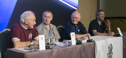 El Nobel de Qu&iacute;mica Harold Kroto, Walter Cunningham y Charlie Duke, de izquierda a derecha, durante la rueda de prensa.
 