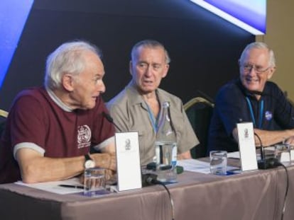 El Nobel de Qu&iacute;mica Harold Kroto, Walter Cunningham y Charlie Duke, de izquierda a derecha, durante la rueda de prensa.
 