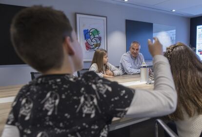 Para finalizar el día, el grupo de niños mantuvo una reunión privada con el director de EL PAÍS, Antonio Caño, en la que hablaron sobre el futuro del periodismo y los temas de la actualidad. Al ser preguntados sobre su profesión preferida, la mayoría confesó que lo que más le gustaba era ser fotógrafos y creadores de videojuegos. Periodistas, sólo un par.