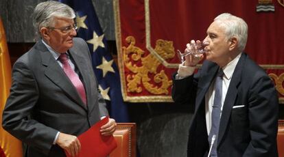 El presidente del Tribunal Supremo y del Consejo General del Poder Judicial (CGPJ), Carlos Dívar (d) junto al fiscal general del Estado, Eduardo Torres Dulce, hoy.