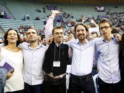 Carolina Bescansa, Luis Alegre, Juan Carlos Monedero, Pablo Iglesias e Íñigo Errejón, en la asamblea de Podemos en el Palacio de Vistalegre en 2014.