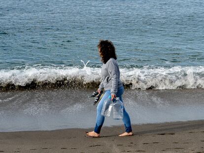 Una mujer paseaba el miércoles por la playa de El Zapillo, en Almería.