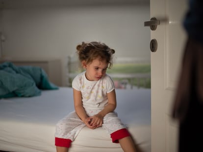 A child confused by her parents’ behavior.