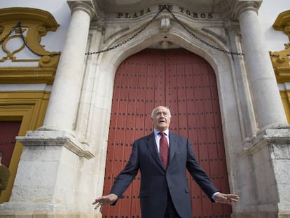 Ramón Valencia, empresario de la Maestranza, ante la Puerta del Príncipe.