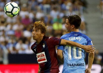 Inui, muy activo, pelea el balón con Juanpi.