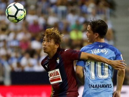 Inui, muy activo, pelea el balón con Juanpi.