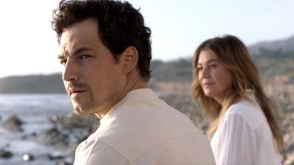 Andrew DeLuca, personaje interpretado por Giacomo Gianniotti, y Meredith Grey (Ellen Pompeo), en un momento de la temporada 17.