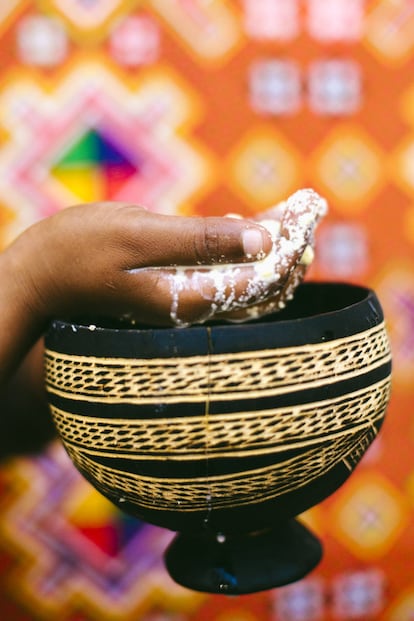 Cuenco tradicional con 'nche', las típicas gachas hechas de leche y harina de trigo o de mijo. Todavía hoy, si una chica delgada no está casada a los 25 años, las personas de su entorno echan la culpa a su delgadez, que los hombres no pueden considerar atractiva.