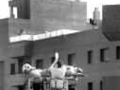 B S/N - 06/10/2000 - Color - Recibido por e-mail - Tarragona, un obrero accidentado es rescatado de un edificio en construcción - Foto : Josep Lluis Sellart -