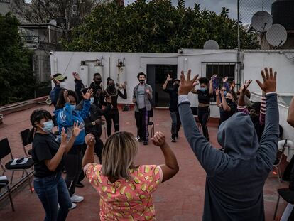 Un grupo de migrantes centroamericanos toma un taller de teatro en la Casa Refugio Citlaltépetl de Ciudad de México.