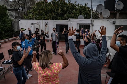 Un grupo de migrantes centroamericanos toma un taller de teatro en la Casa Refugio Citlaltépetl de Ciudad de México.