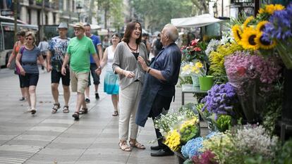 Itziar González habla con un florista en la Rambla.