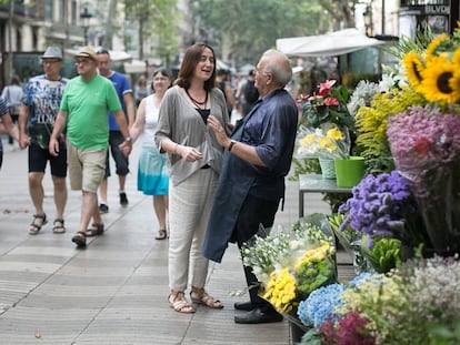 Itziar González parla amb un venedor a la Rambla.