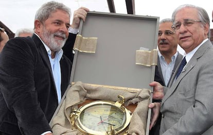 Lula é presenteado com um relógio durante visita a Itajaí, em 2010