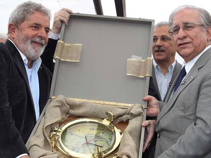 Lula é presenteado com um relógio durante visita a Itajaí, em 2010