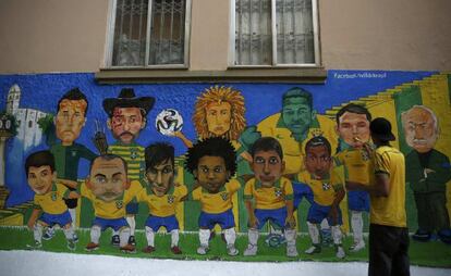 Un artista pinta un mural de Brasil en Río.