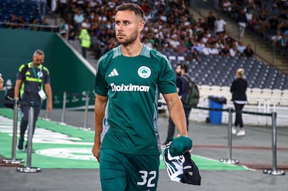 George Baldock del Panathinaikos FC entra en el campo durante el partido de ida de la Europa League entre el Panathinaikos FC y el AFC Ajax en el Estadio Olímpico Spyridon Louis el pasado 8 de agosto en Atenas.