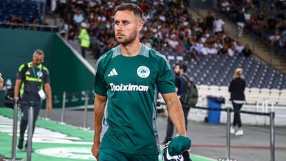 George Baldock del Panathinaikos FC entra en el campo durante el partido de ida de la Europa League entre el Panathinaikos FC y el AFC Ajax en el Estadio Olímpico Spyridon Louis el pasado 8 de agosto en Atenas.