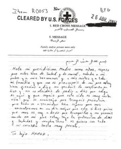 Esta es la primera carta que envió Hamed a su familia. La escribió el 11 de marzo de este año, y su madre la recibió a finales de abril. El sistema de envío es mediante el Comité Internacional de la Cruz Roja, que visita a los detenidos cada dos semanas y realiza un informa confidencial. Todas las misivas son inspeccionadas y censuradas por el Ejército de EE UU.