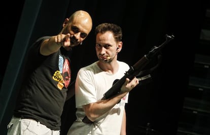 Dos actores ensayan antes del estreno de la ópera en el festival La mar de músicas.