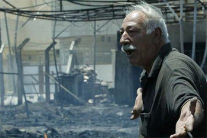 Un vendedor de muebles reacciona después de que su tienda ardiera por la explosión de un coche bomba en la calle Palestina de Bagdad, Irak.