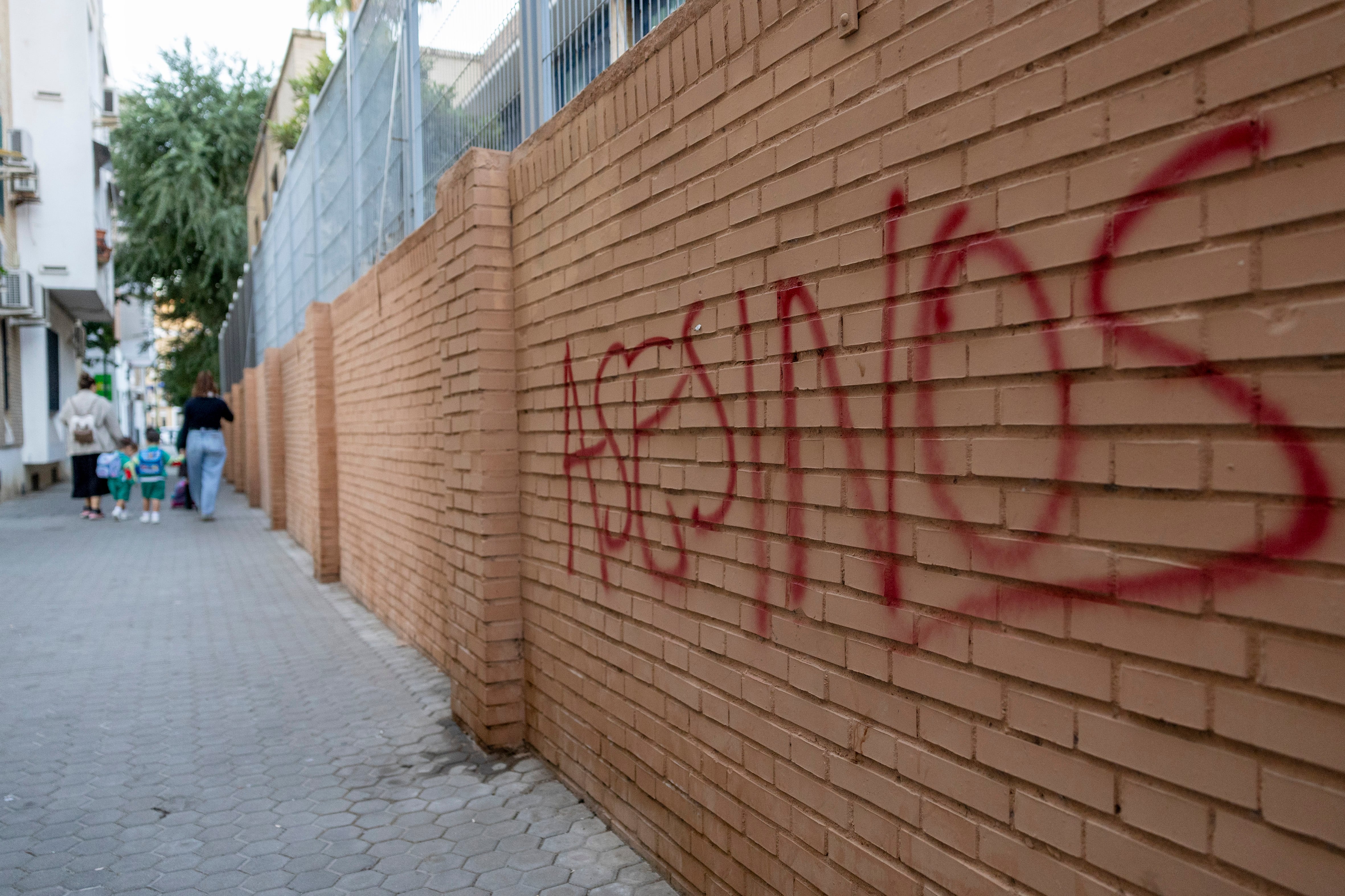 Una pintada aparecida este viernes en el colegio Irlandesas de Loreto de Sevilla.