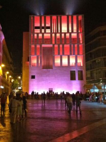 Anexo del Ayuntamiento de Murcia, proyectado por Rafael Moneo, en la plaza Cardenal Belluga.