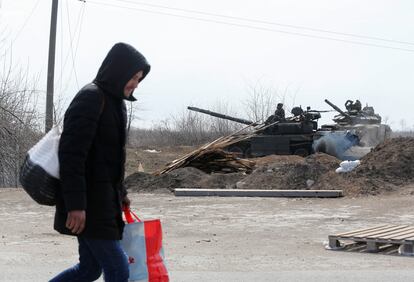 Tropas prorrusas en las afueras de Mariupol, en una imagen del día 20.