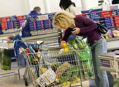 Una mujer hace la compra en un supermercado del Reino Unido el pasado diciembre.