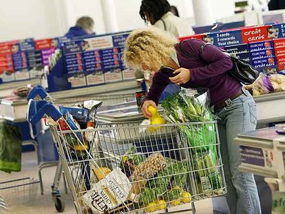 Una mujer hace la compra en un supermercado del Reino Unido el pasado diciembre.