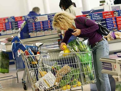 Una mujer hace la compra en un supermercado de Reino Unido.