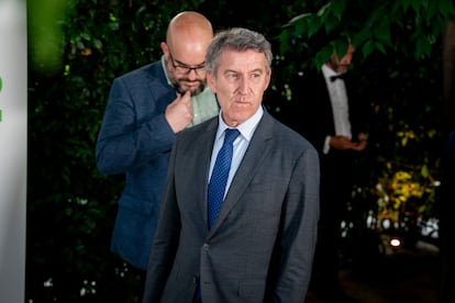 El presidente del Partido Popular, Alberto Núñez Feijóo, antes de la entrega de los premios Merca2, en Madrid, el jueves.