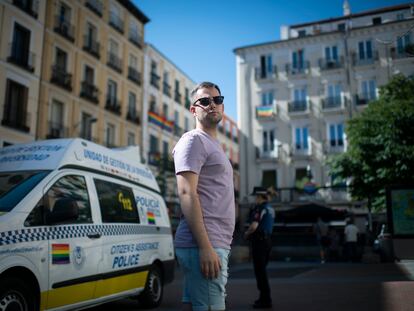 Ángel, que sufrió una agresión homófoba en un vagón de tren y decidió denunciarlo, en la plaza de Chueca este viernes.