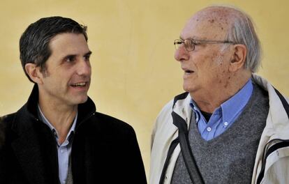 El alcalde de Alcalá, Javier Rodríguez Palacios, y el director Carlos Saura, ayer.