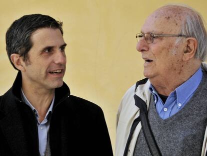 El alcalde de Alcal&aacute;, Javier Rodr&iacute;guez Palacios, y el director Carlos Saura, ayer. 