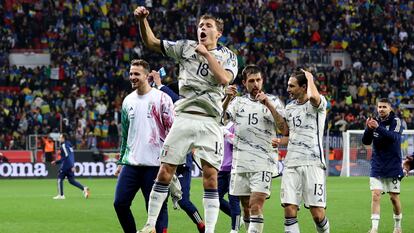 Nicolo Barella celebra junto a sus compañeros la clasificación para la Eurocopa de 2024.