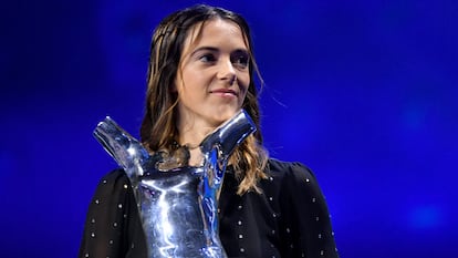 Aitana Bonmatí sostiene el trofeo a la mejor jugadora de la temporada 2022-23 según la UEFA, el jueves en Mónaco.