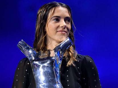 Aitana Bonmatí sostiene el trofeo a la mejor jugadora de la temporada 2022-23 según la UEFA, el jueves en Mónaco.