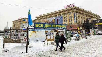 Una carpa que reúne a grupos de voluntarios, en la plaza de la Independencia de Járkov, el miércoles. 