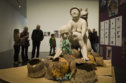 Varias personas visitan la pol&eacute;mica exposici&oacute;n del MACBA.