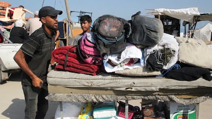 Palestinos viajan con sus pertenencias mientras huyen de Rafah.