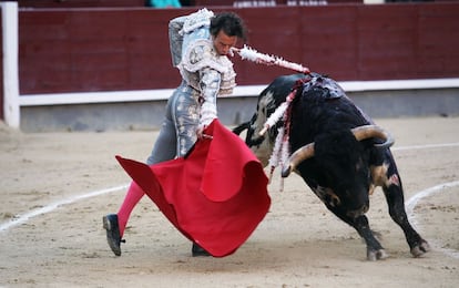 Un derechazo  despegado  de Juan Serrano. 