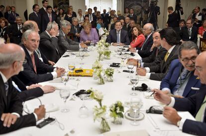 Fotografía facilitada por Presidencia del Gobierno del jefe del Ejecutivo español, Mariano Rajoy, y la canciller alemana, Angela Merkel, durante la clausura de la cumbre en la que más de un centenar de empresas de los dos países analizaron el refuerzo de las relaciones comerciales bilaterales y el modelo de formación dual de Alemania, hoy en el Palacio de la Moncloa.