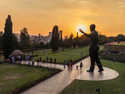 La estatua de Nelson Mandela en los jardines Union Buildings (Pretoria), de nueve metros de altura, preside un imponente mirador sobre la ciudad.