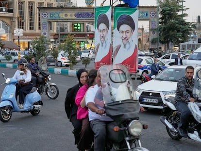 Motoristas pasan ante un retrato del líder espiritual iraní, Mojtaba Jameneí, en una plaza de Teherán
