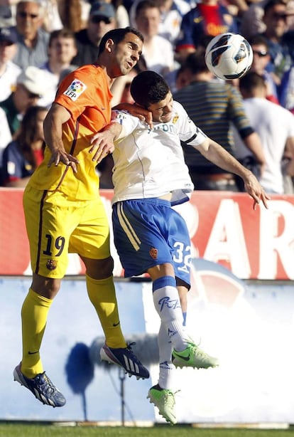 Montoya gana un balón aéreo a Víctor Rodríguez.