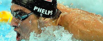 Michael Phelps, en pleno esfuerzo durante el tercer relevo, a mariposa, en la final de los 4x100 metros estilos.