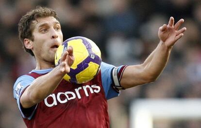 Petrov controla la pelota durante un partido con el Aston Villa.