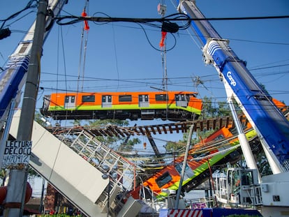 Un vagón de tren levantado por grúas el día después del colapso de un tramo de la línea 12, en Ciudad de México.